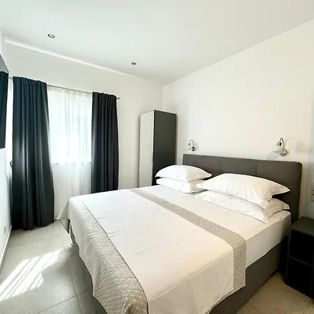 17 Pines Premium Apartment